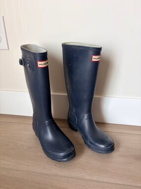 Hunter Women's Original tall rain boots sz 5 Navy blue with buckle